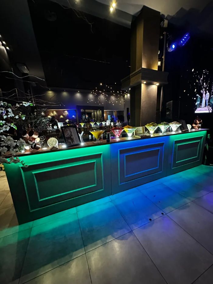 Bar iluminado em tons de azul e verde