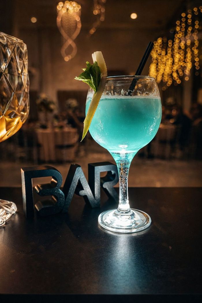 Drink azul refrescante com hortelã